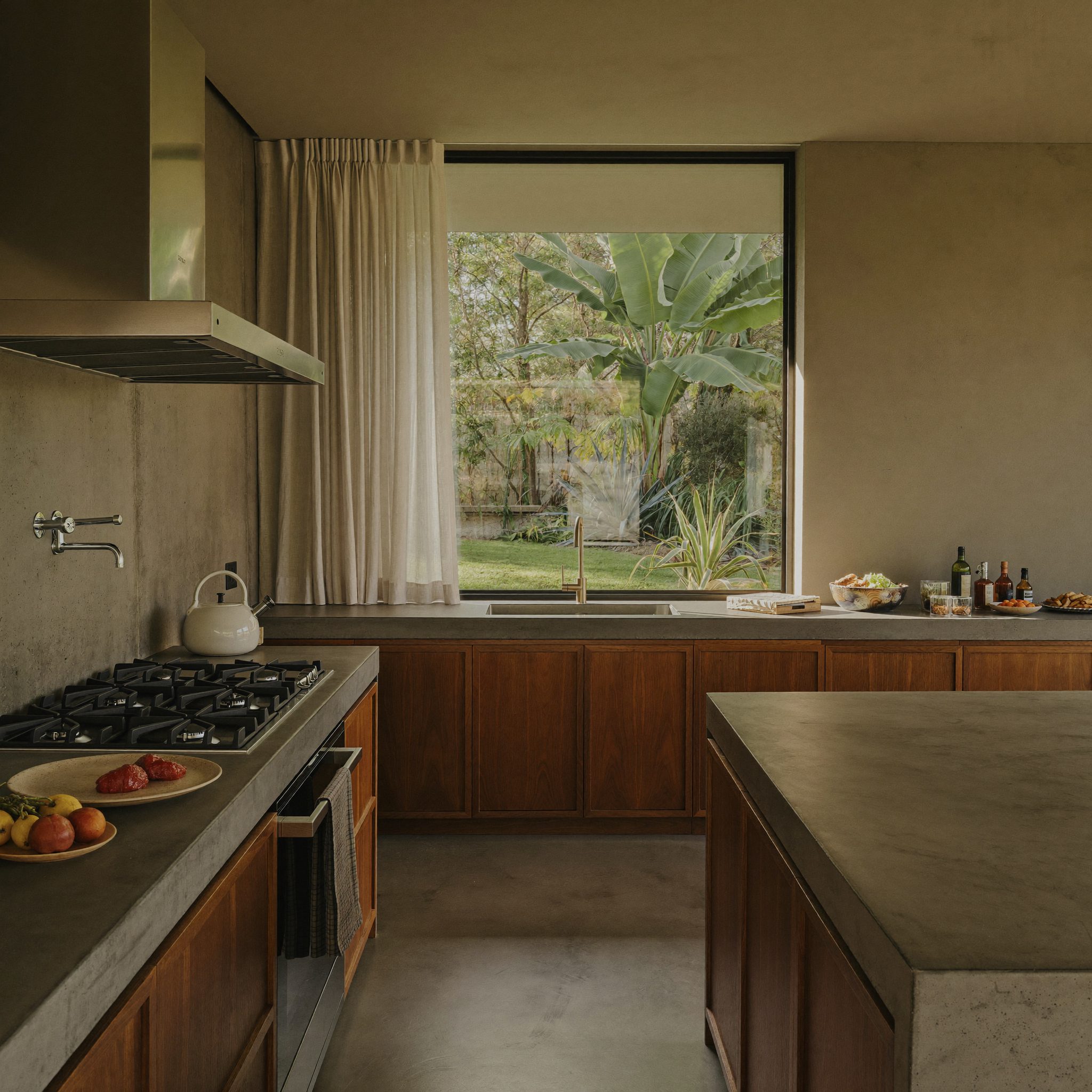 Dapur dengan material beton dan kayu dalam cahaya alami